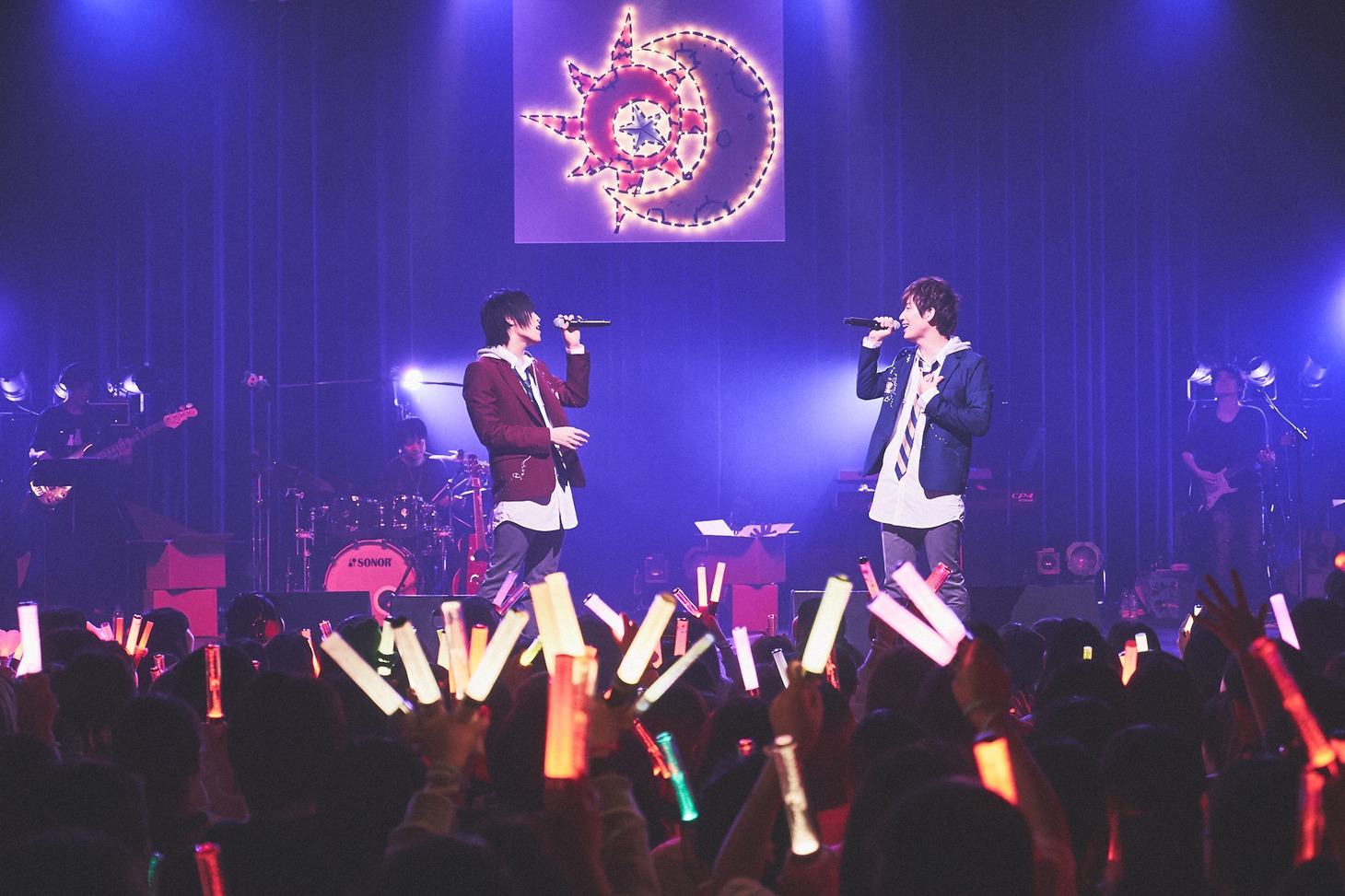 人気画像8位は「天月-あまつき-×佐香智久、仲良しツーマンで変形恋ダンス＆新曲披露」より、「天月智久つーまんらいぶ『あまとも、二人でやるってよ。』～月と太陽編～」初日公演の様子。（photo by Tatsuya Kawasaki）