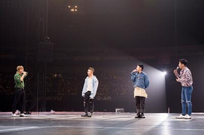 和気あいあいとトークするBIGBANG。（写真提供：avex）