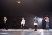 人気画像5位は「BIGBANG、メンバー念願のファンイベントで日本のファンに笑顔と新曲届ける」より、和気あいあいとトークするBIGBANG。(写真提供:avex)