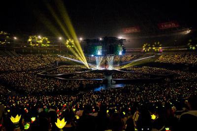 人気画像7位は「BIGBANG、メンバー念願のファンイベントで日本のファンに笑顔と新曲届ける」より、黄色いペンライトで染まった福岡 ヤフオク！ドーム。（写真提供：avex）