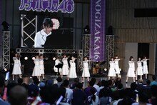 大園桃子の伴奏に乗せて「君の名は希望」を歌唱する乃木坂46の3期生メンバー。（写真提供：ソニー・ミュージックレコーズ）