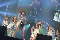 「I am LinQ～軌跡～」東京・中野サンプラザホール公演の様子。（写真提供：avex）