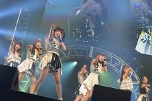 「I am LinQ～軌跡～」東京・中野サンプラザホール公演の様子。（写真提供：avex）