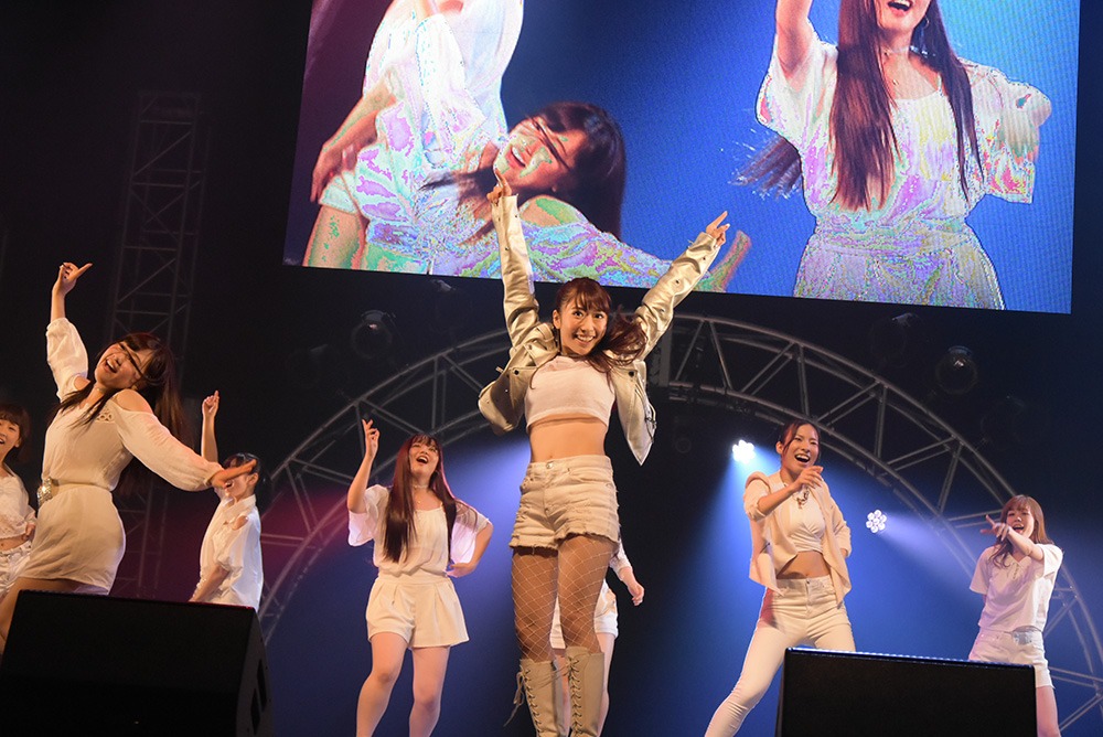 「I am LinQ～軌跡～」東京・中野サンプラザホール公演の様子。（写真提供：avex）