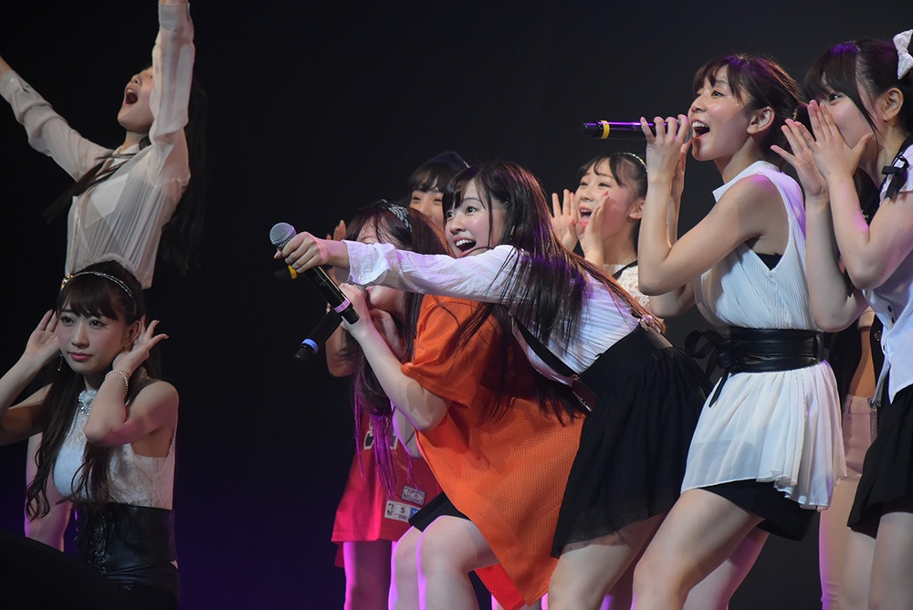 「I am LinQ～軌跡～」東京・中野サンプラザホール公演の様子。（写真提供：avex）