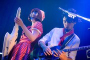 にしのえみ（Key, Cho / ビッケブランカバンド）と生本直毅（G / ビッケブランカバンド）。（撮影：星野健太）