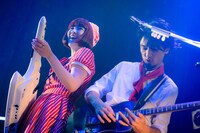 にしのえみ（Key, Cho / ビッケブランカバンド）と生本直毅（G / ビッケブランカバンド）。（撮影：星野健太）