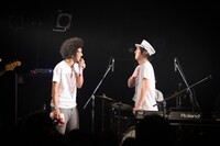 真行寺貴秋（Vo / BRADIO）とビッケブランカ。（撮影：星野健太）