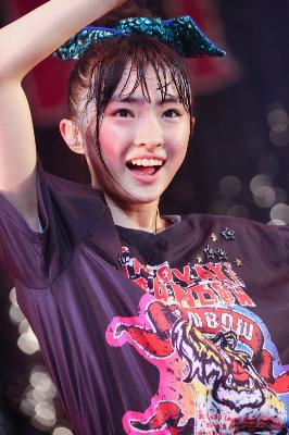 春名真依