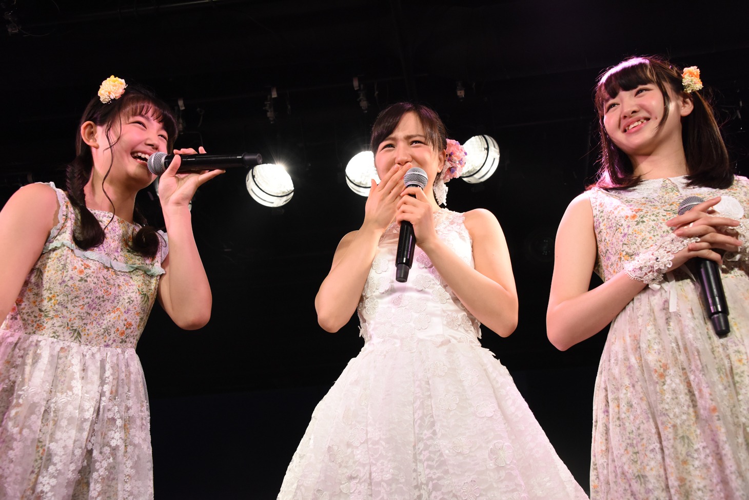 第1期メンバーの我妻桃実、神岡実希、鉄戸美桜（左から）。