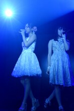 「あたしの靴あなたの靴」を歌う神岡実希（左）と鉄戸美桜（右）。