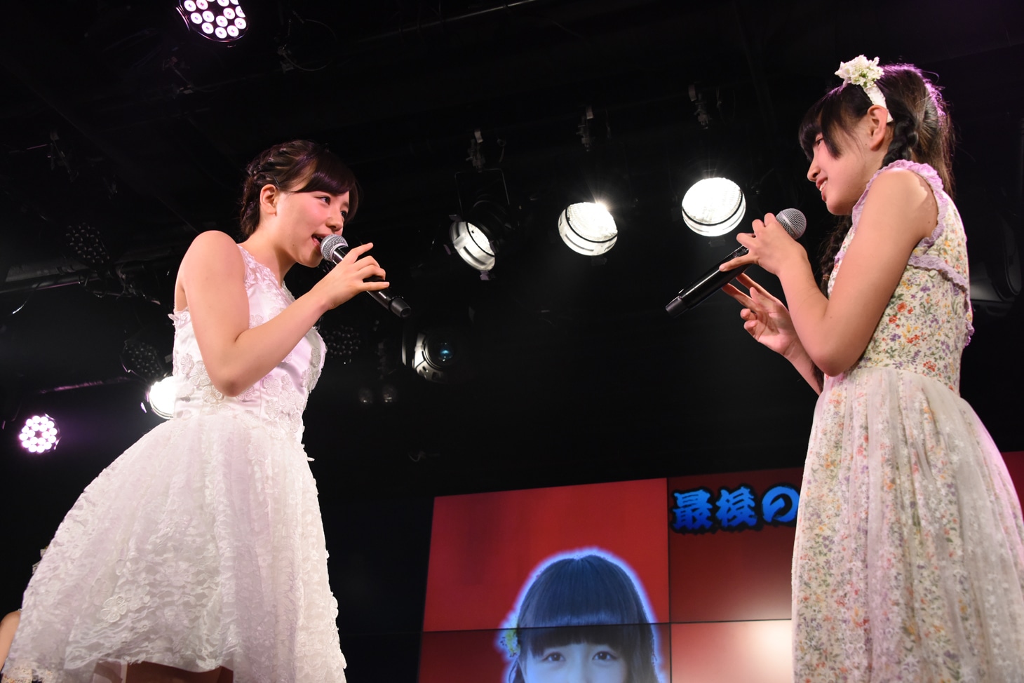 真面目なトーンで“神おこ”する神岡実希（左）。