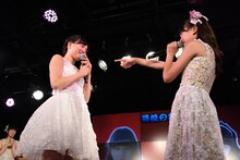 “神おこ”中に井上姫月（右）が泣いていることを指摘し、「実希も泣いてんじゃん」と指摘し返される神岡実希（左）。