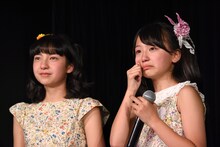 目にじんわり涙を浮かべて神岡実希を見つめる戸羽望実（左）と頰の涙を拭う井上姫月（右）。