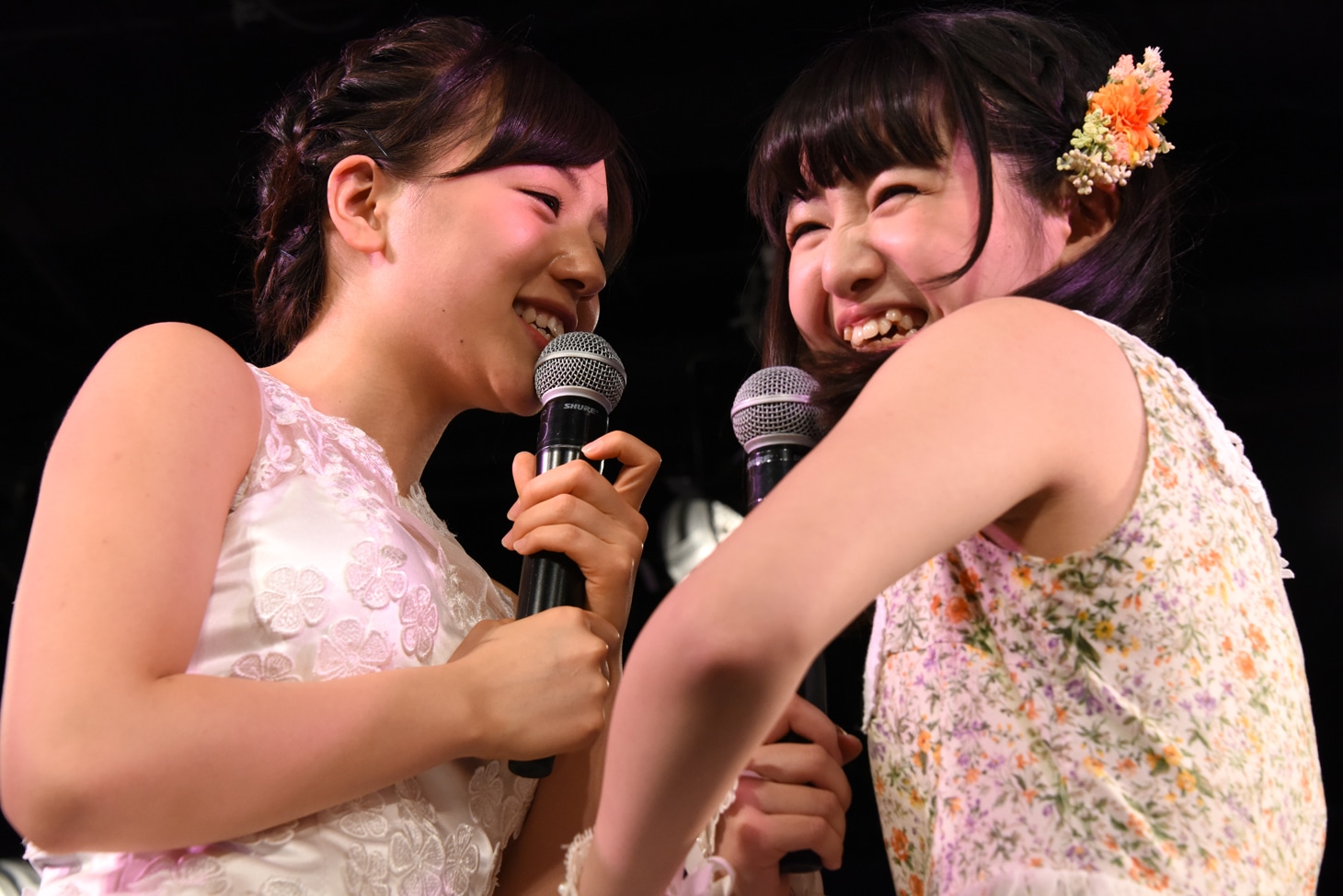 神岡実希（左）に借金問題を突かれぐうの音も出ない鉄戸美桜（右）。