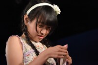 シールで封をしてしまい、なかなか手紙が取り出せない塩野虹。