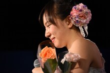 メンバーのメッセージに涙を流す神岡実希。