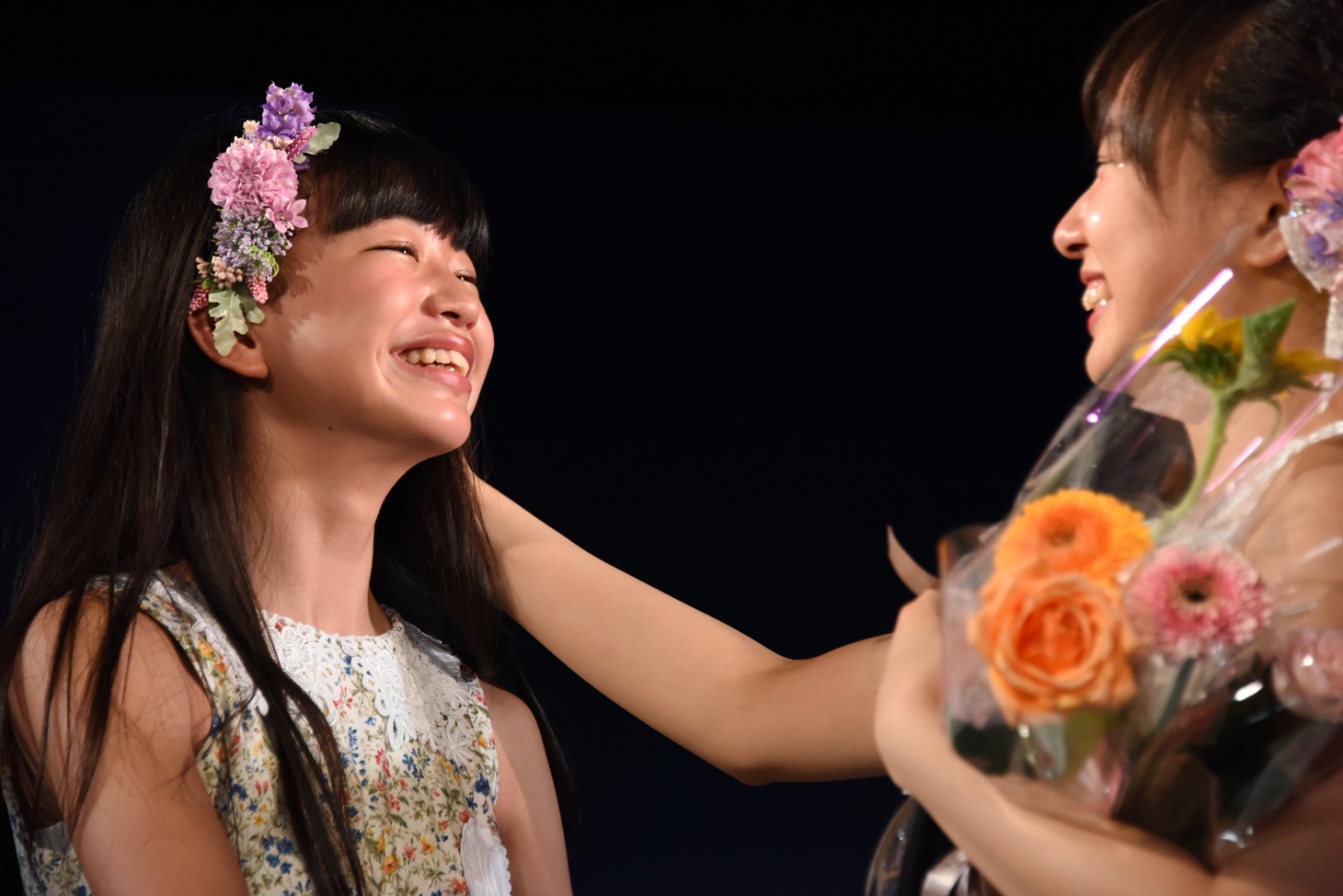 涙ぐむ吉田万葉（左）の頭を優しくなでる神岡実希（右）。