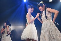 涙を流しながら歌う塩野虹（右）と神岡実希（左）。