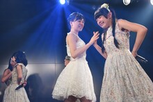 涙を流しながら歌う塩野虹（右）と神岡実希（左）。