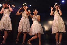 「ハコイリ▽ムスメの定期便5月号～初夏の陽光に輝くスイートピーとスターチス～」の様子。