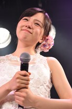 1人だけ特別にドレス姿で登場した神岡実希。