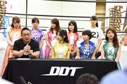アップアップガールズ（プロレス）オーディションについての記者会見を行うアップアップガールズ（仮）と高木三四郎。