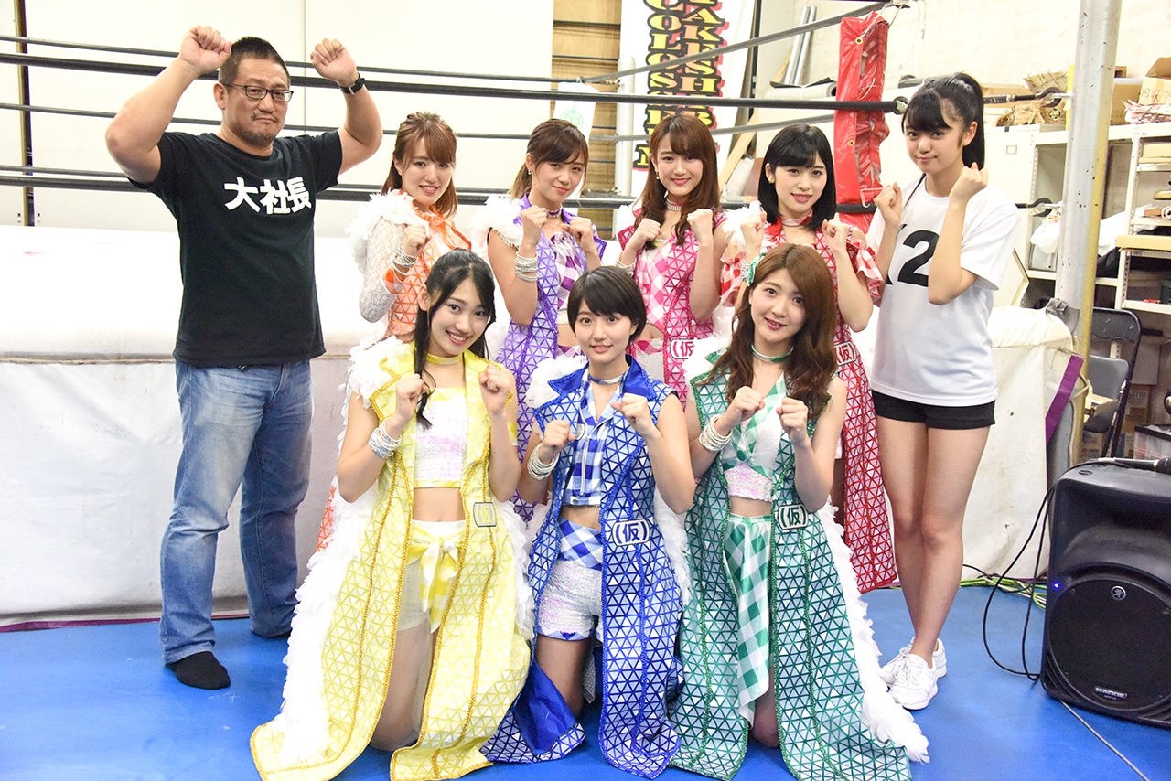 アップアップガールズ（仮）と高木三四郎。