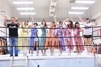 アップアップガールズ（仮）と高木三四郎。