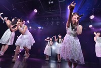 「ハコイリ▽ムスメの定期便5月号～初夏の陽光に輝くスイートピーとスターチス～」の様子。