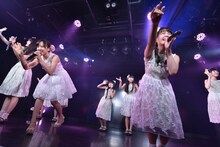 「ハコイリ▽ムスメの定期便5月号～初夏の陽光に輝くスイートピーとスターチス～」の様子。