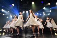 「ハコイリ▽ムスメの定期便5月号～初夏の陽光に輝くスイートピーとスターチス～」の様子。