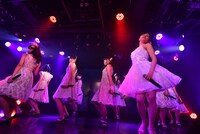 「ハコイリ▽ムスメの定期便5月号～初夏の陽光に輝くスイートピーとスターチス～」の様子。