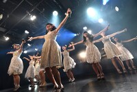 「ハコイリ▽ムスメの定期便5月号～初夏の陽光に輝くスイートピーとスターチス～」の様子。