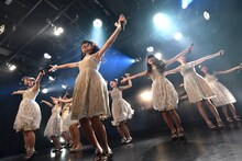 「ハコイリ▽ムスメの定期便5月号～初夏の陽光に輝くスイートピーとスターチス～」の様子。