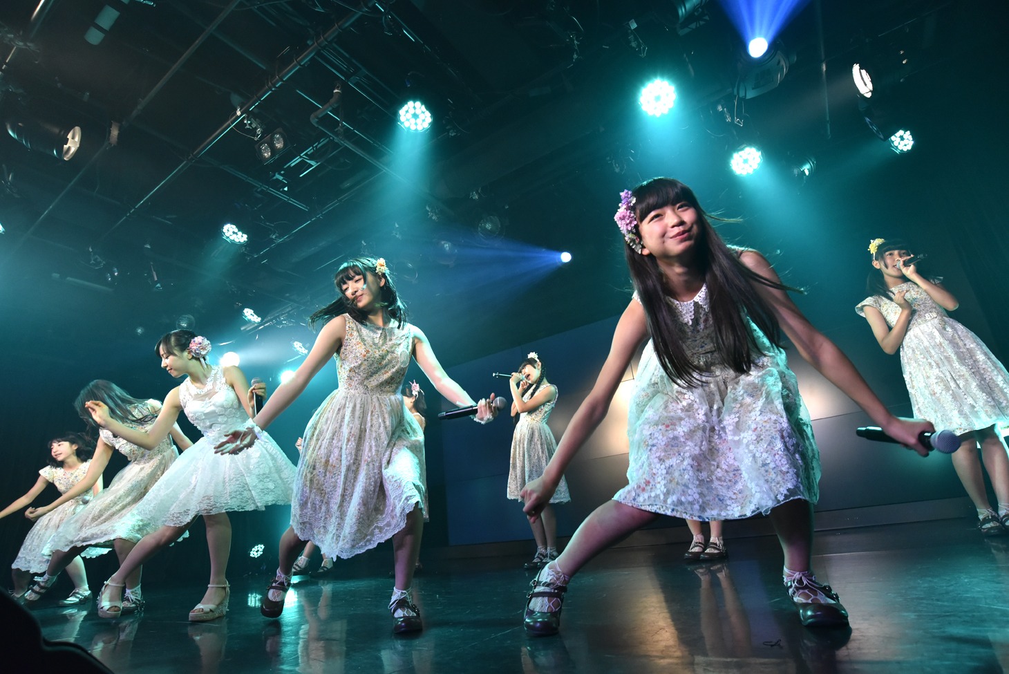 「ハコイリ▽ムスメの定期便5月号～初夏の陽光に輝くスイートピーとスターチス～」の様子。