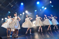 「ハコイリ▽ムスメの定期便5月号～初夏の陽光に輝くスイートピーとスターチス～」の様子。