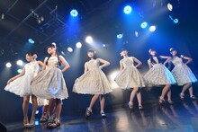 「ハコイリ▽ムスメの定期便5月号～初夏の陽光に輝くスイートピーとスターチス～」の様子。