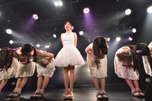 笑顔で客席を見渡す神岡実希。