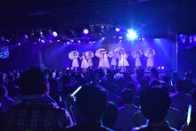 「ハコイリ▽ムスメの定期便5月号～初夏の陽光に輝くスイートピーとスターチス～」の様子。