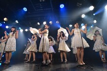 「ハコイリ▽ムスメの定期便5月号～初夏の陽光に輝くスイートピーとスターチス～」の様子。