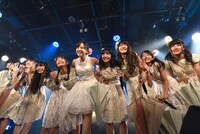 「ハコイリ▽ムスメの定期便5月号～初夏の陽光に輝くスイートピーとスターチス～」の様子。