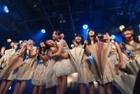 「ハコイリ▽ムスメの定期便5月号～初夏の陽光に輝くスイートピーとスターチス～」の様子。