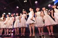 「ハコイリ▽ムスメの定期便5月号～初夏の陽光に輝くスイートピーとスターチス～」の様子。