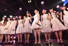 「ハコイリ▽ムスメの定期便5月号～初夏の陽光に輝くスイートピーとスターチス～」の様子。