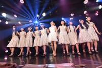 「なかよし」を歌うハコイリ▽ムスメの10人。