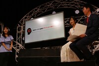 左から板野友美、小島瑠璃子、島田秀平。（写真提供：キングレコード）