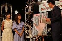 左から小島瑠璃子、板野友美、島田秀平。（写真提供：キングレコード）