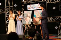 左から小島瑠璃子、板野友美、島田秀平。（写真提供：キングレコード）