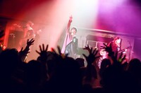 メガマソ「MEGAMASSO Summer tour2017“天使崩壊サマーデイズ”」クラブeX公演の様子。（撮影：新倉映見）